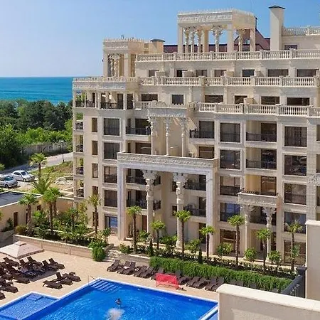 Golden Sands Luxury Beachside Self-Catering Apartment With Pool Access *
